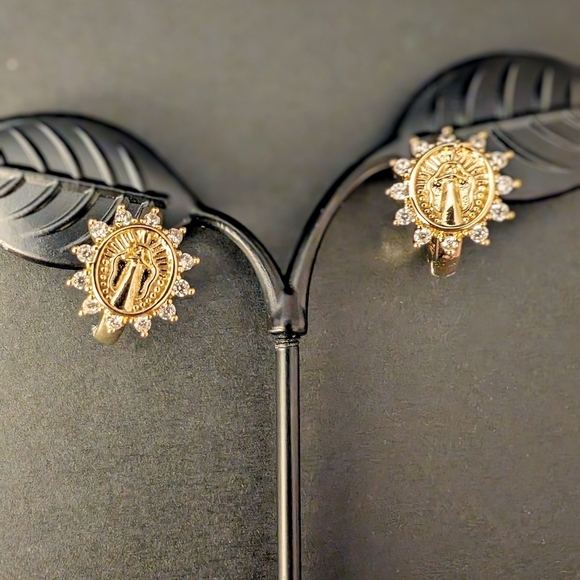 💥 18K Gold Plated Virgin Mary Earrings with Crystal CZ – Elegant & Timeles… - Picture 1 of 10